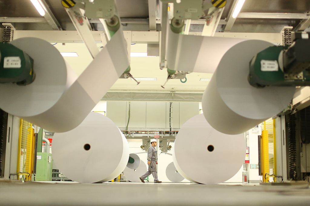 山东日照：文化用纸生产线持续运转