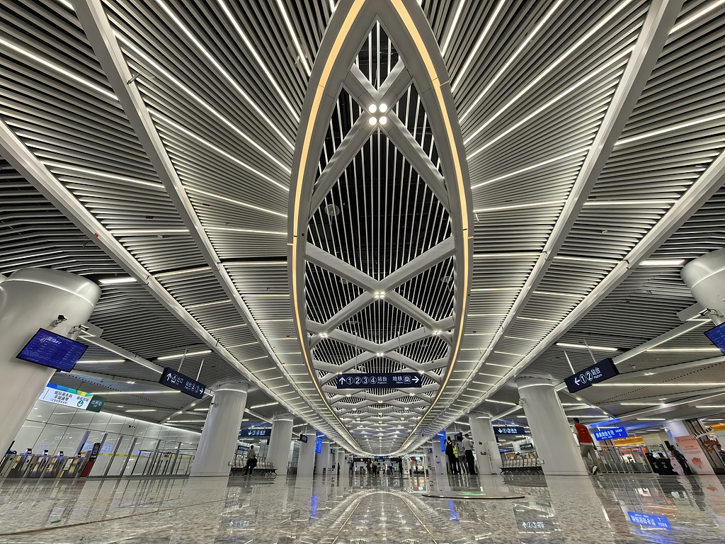 广东广州：琶莲城际铁路开通运营