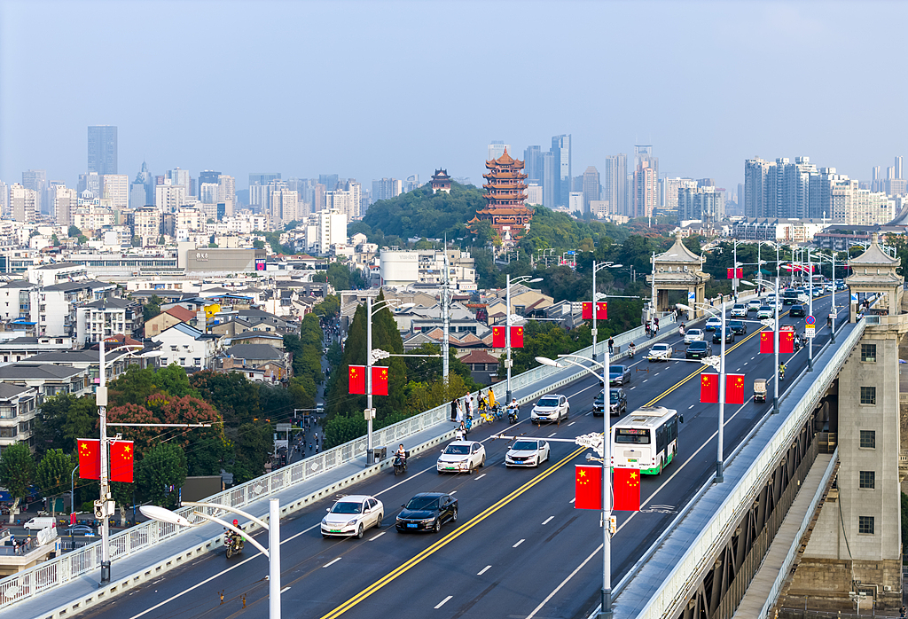 湖北武汉：桥梁街道五星红旗飘扬