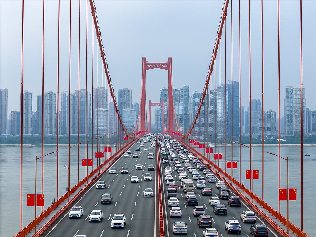 湖北武汉：桥梁街道五星红旗飘扬