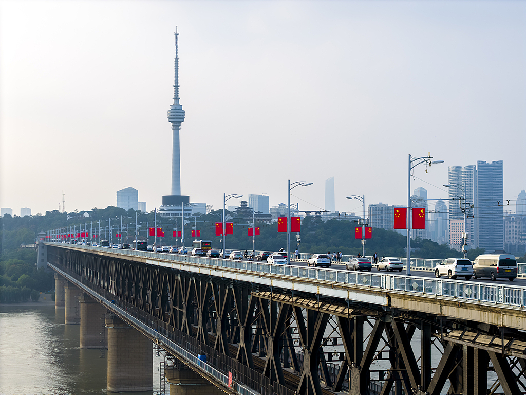 湖北武汉：桥梁街道五星红旗飘扬