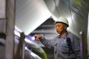 山东日照：文化用纸生产线持续运转