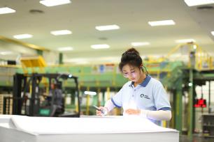 山东日照：文化用纸生产线持续运转