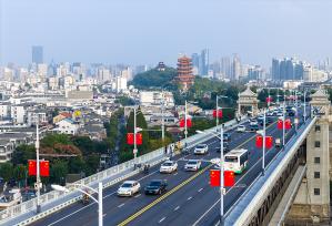 湖北武汉：桥梁街道五星红旗飘扬