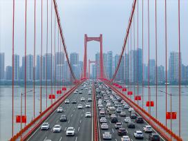 湖北武汉：桥梁街道五星红旗飘扬