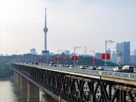 湖北武汉：桥梁街道五星红旗飘扬