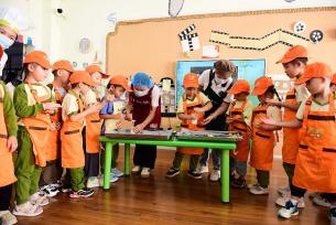 贵州从江：幼儿园多彩活动迎“双节”