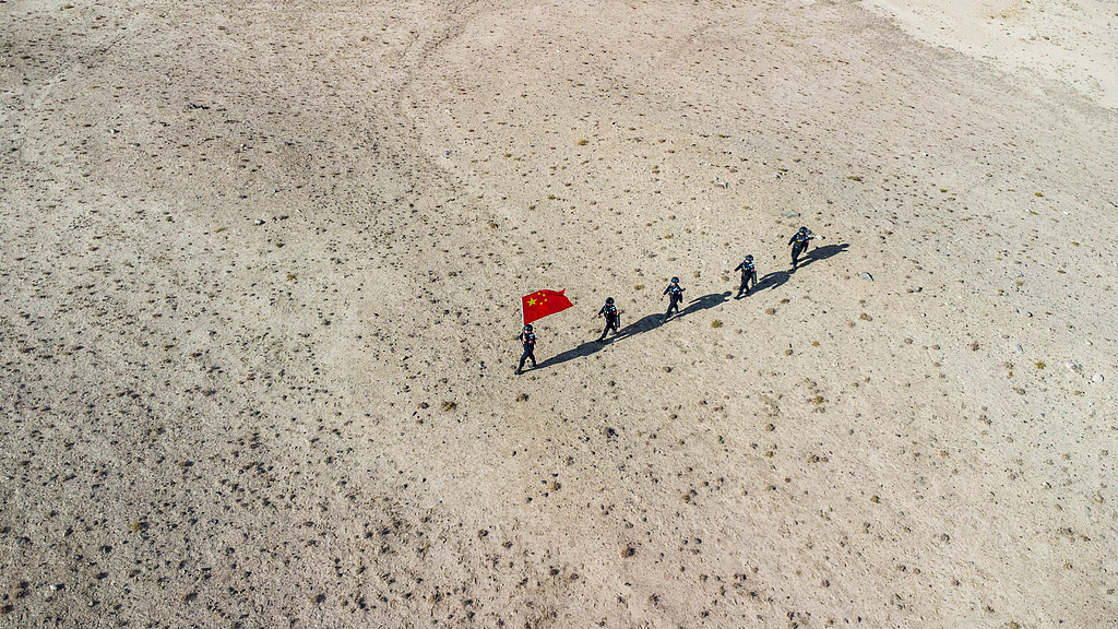 新疆喀什：民警手擎五星红旗巡逻边境