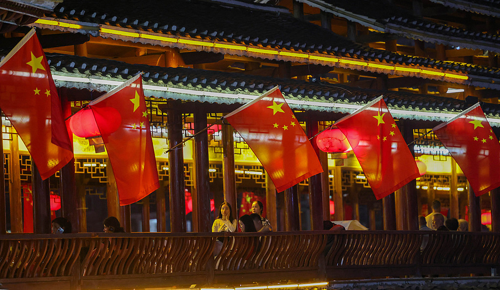 贵州铜仁：五星红旗飘扬迎国庆