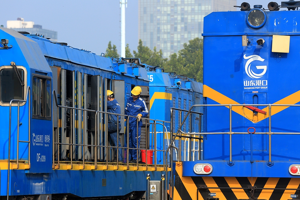 山东日照：节前机车“全面体检”保动力