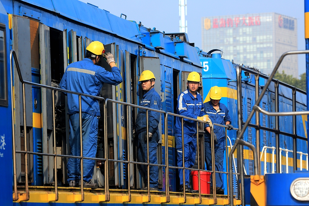 山东日照：节前机车“全面体检”保动力