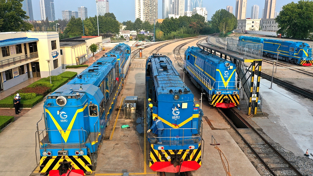 山东日照：节前机车“全面体检”保动力