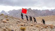 新疆喀什：民警手擎五星红旗巡逻边境