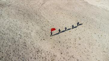 新疆喀什：民警手擎五星红旗巡逻边境