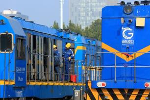 山东日照：节前机车“全面体检”保动力
