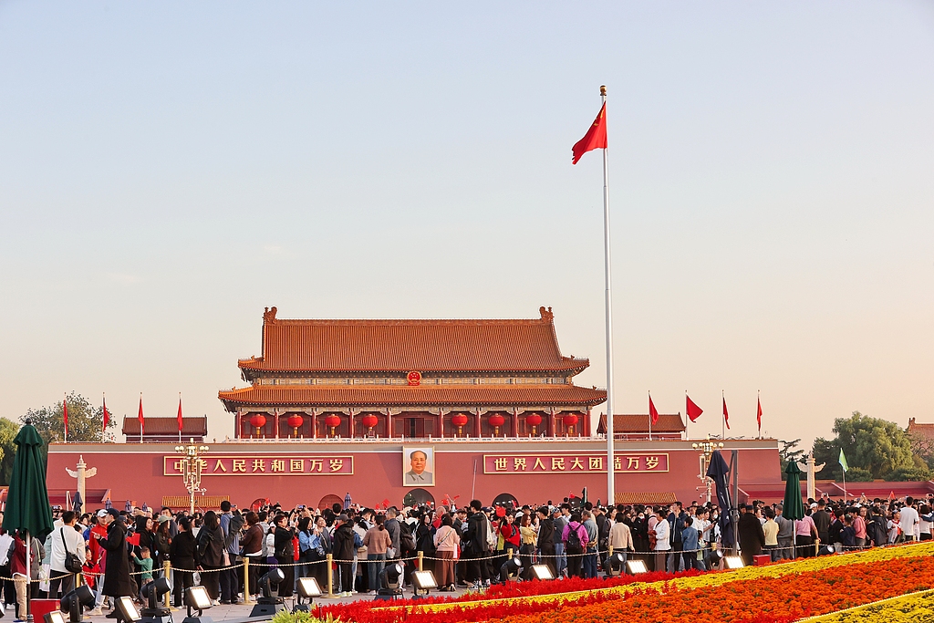假期首日 天安门广场游客如织