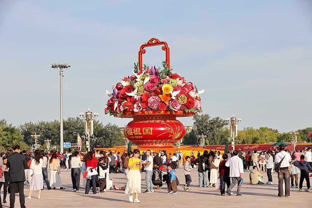 假期首日 天安门广场游客如织