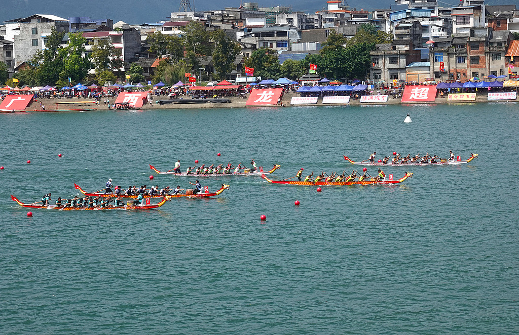 广西柳州：龙舟队逐浪融江 庆祝国庆佳节