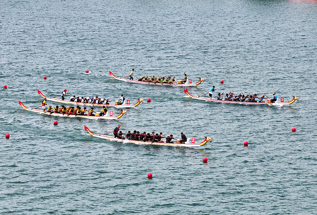 广西柳州：龙舟队逐浪融江 庆祝国庆佳节