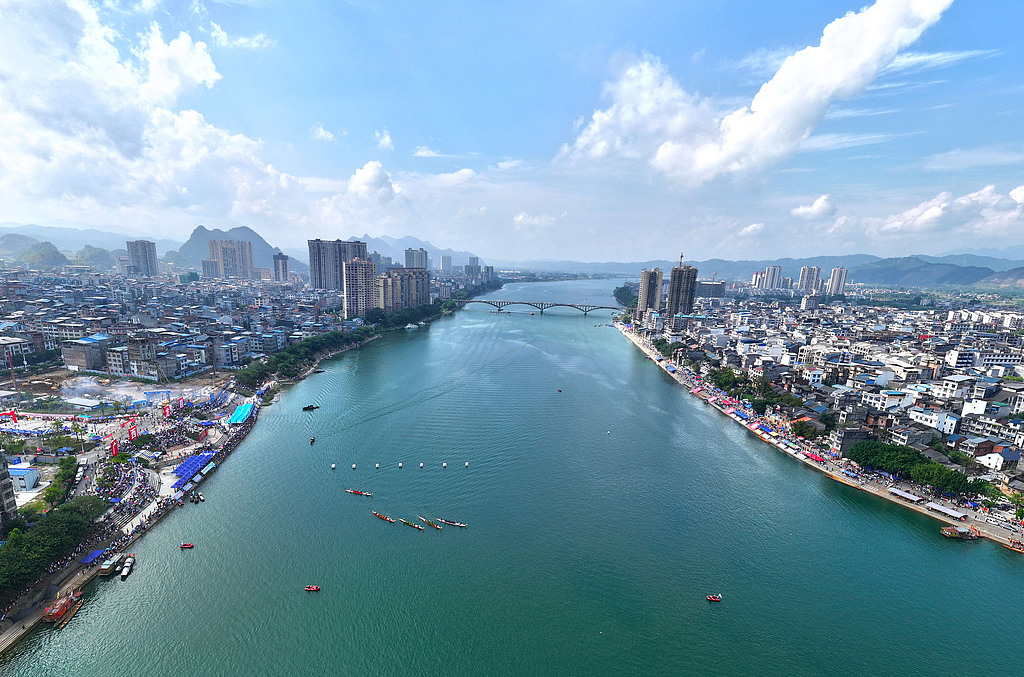 广西柳州：龙舟队逐浪融江 庆祝国庆佳节