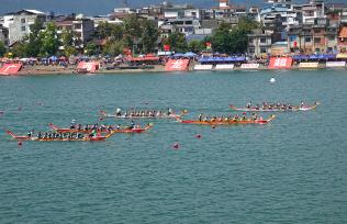 广西柳州：龙舟队逐浪融江 庆祝国庆佳节