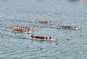 广西柳州：龙舟队逐浪融江 庆祝国庆佳节