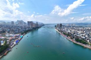 广西柳州：龙舟队逐浪融江 庆祝国庆佳节