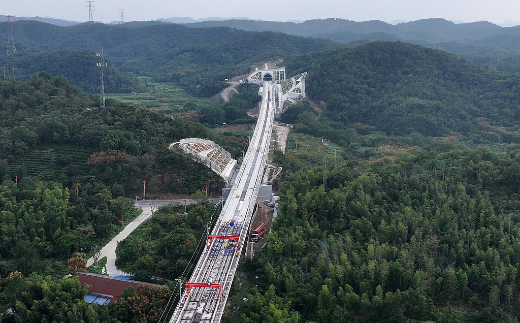 江西九江：工人在大唐村特大桥上施工