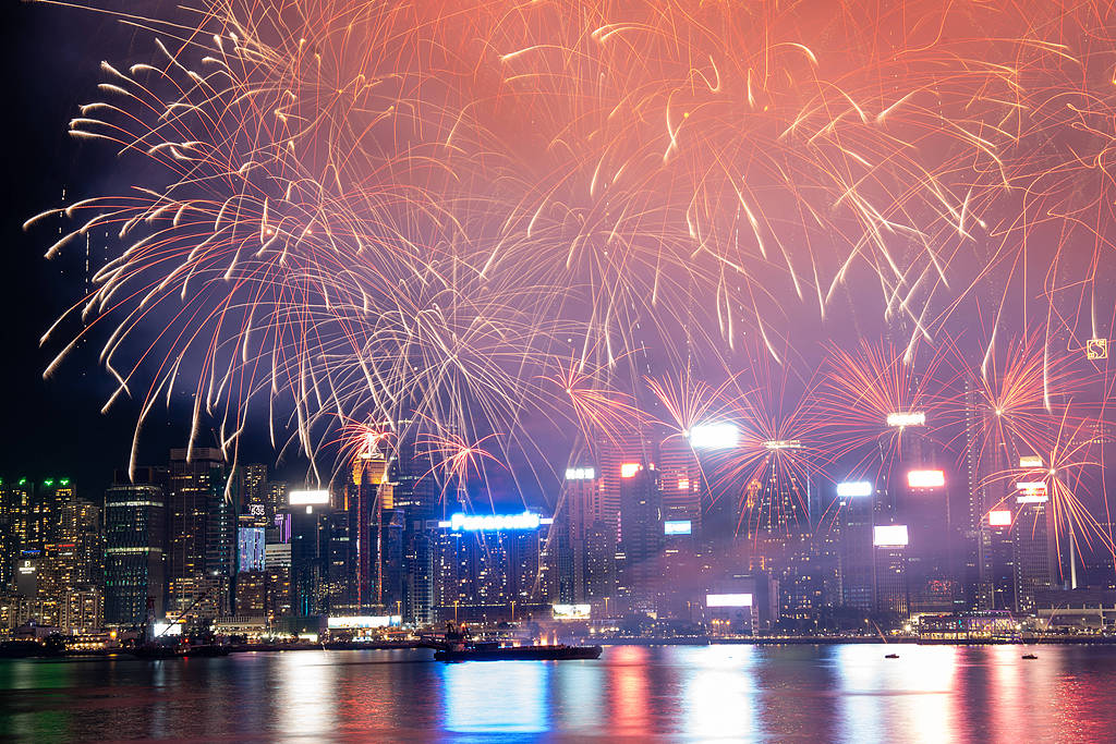 香港：维多利亚港举行国庆节烟花汇演