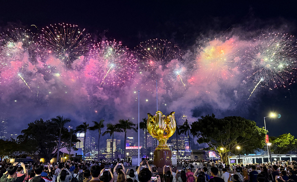 香港：维多利亚港举行国庆节烟花汇演