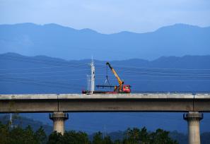 江西九江：工人在大唐村特大桥上施工