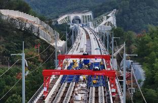 江西九江：工人在大唐村特大桥上施工