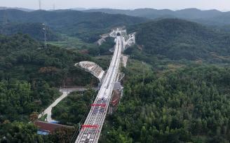 江西九江：工人在大唐村特大桥上施工