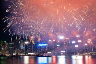 香港：维多利亚港举行国庆节烟花汇演