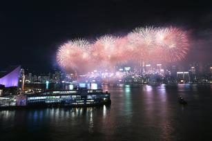 香港：维多利亚港举行国庆节烟花汇演