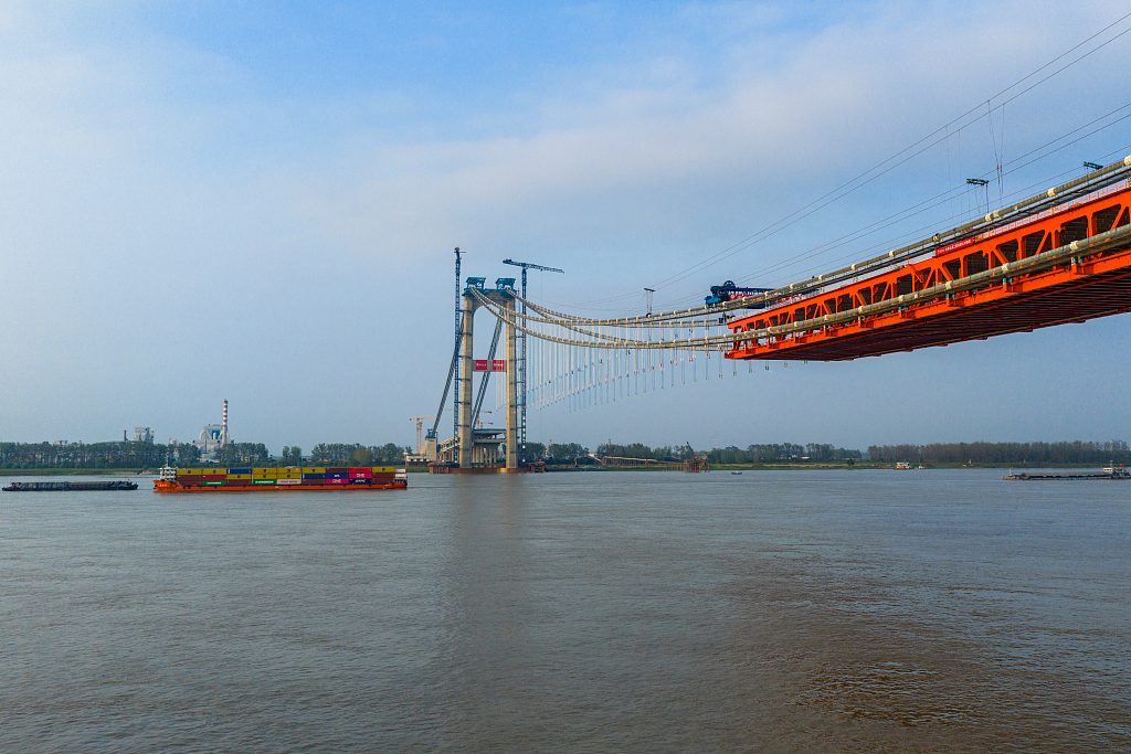 湖北鄂州：燕矶长江大桥桥面进行吊装