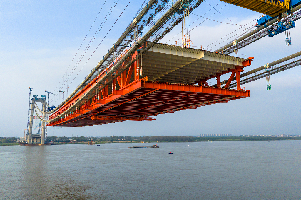 湖北鄂州：燕矶长江大桥桥面进行吊装