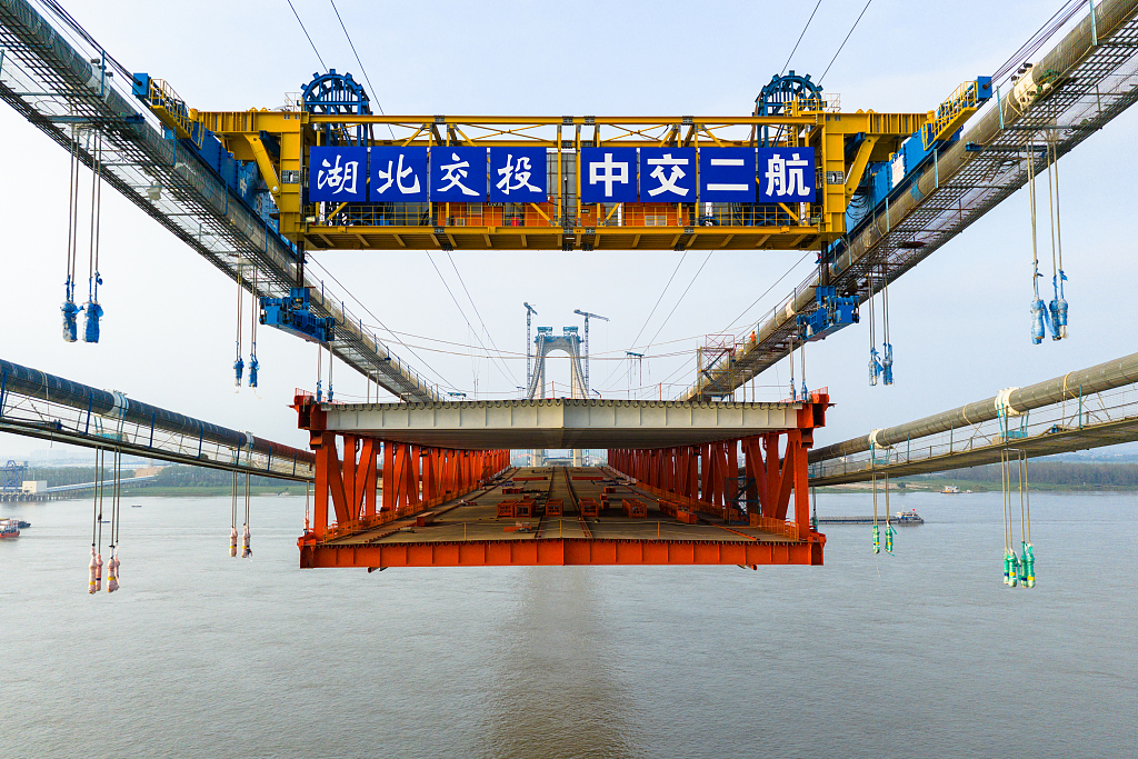 湖北鄂州：燕矶长江大桥桥面进行吊装