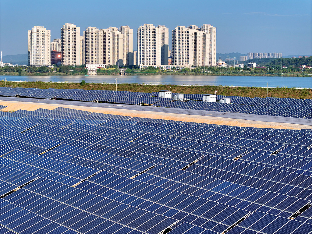 江西吉安：光伏发电板整齐排列