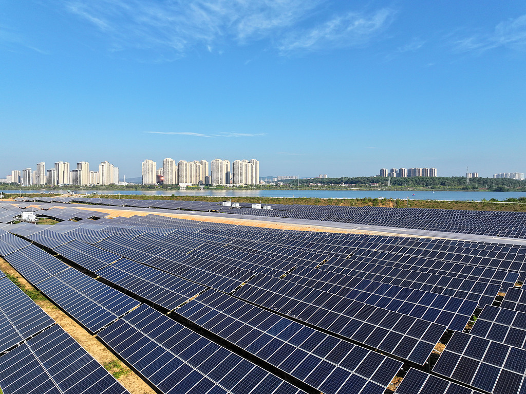 江西吉安：光伏发电板整齐排列