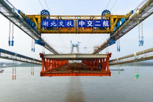 湖北鄂州：燕矶长江大桥桥面进行吊装