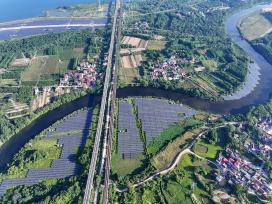 江西吉安：光伏发电板整齐排列