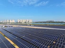 江西吉安：光伏发电板整齐排列