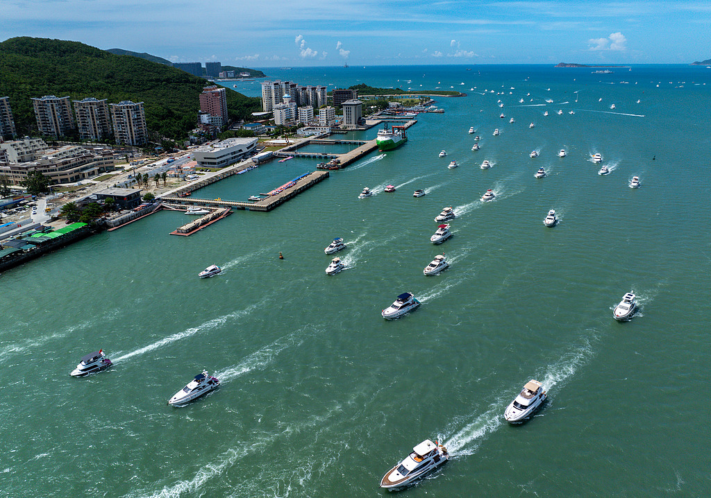 海南三亚：游客乘坐游艇出海游玩后回港