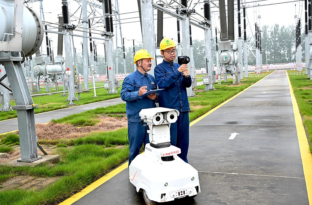 安徽亳州：智能机器人助力电力巡检