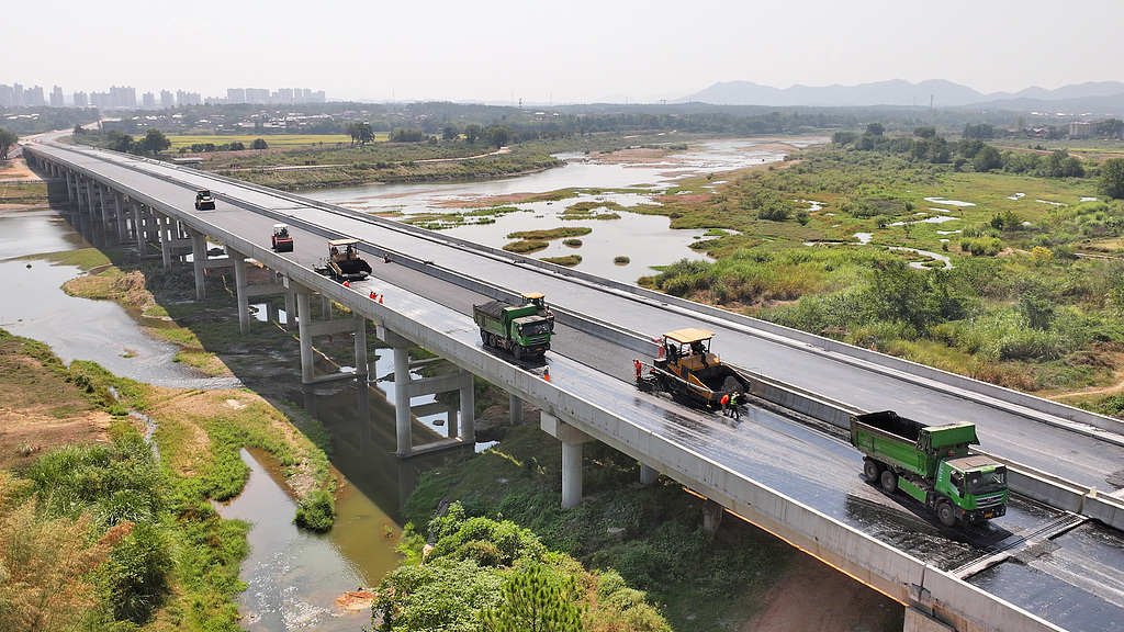 江西吉安：工人为绕城公路摊铺柏油路面
