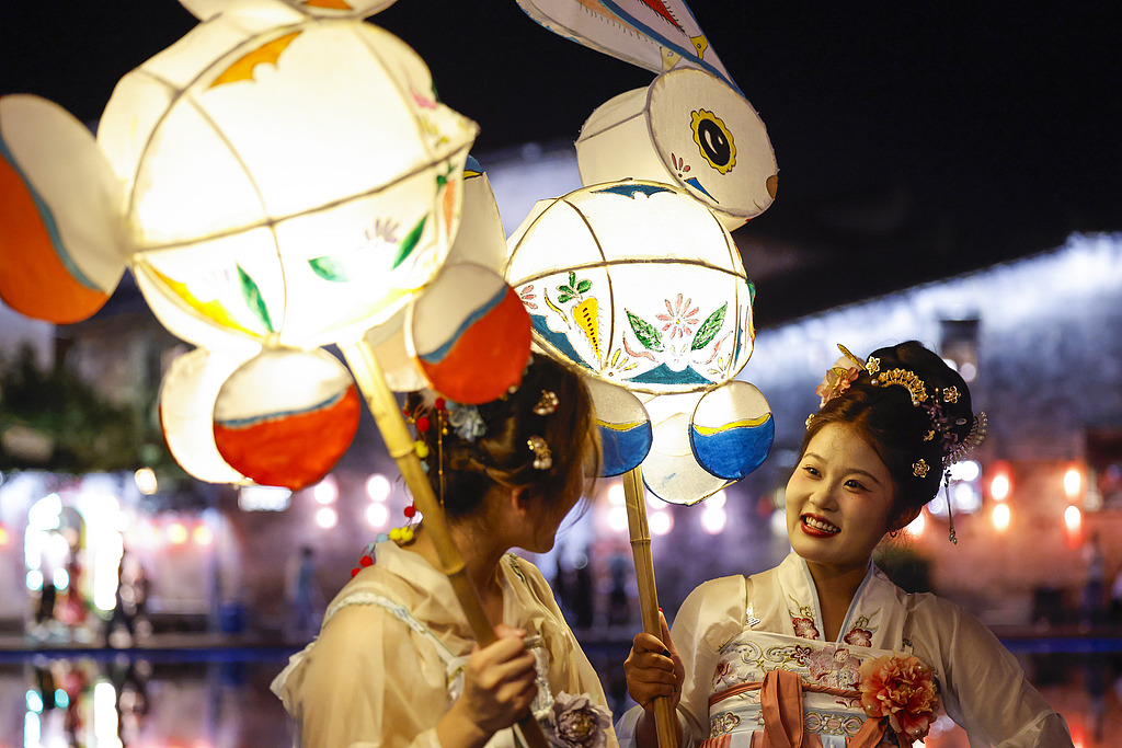 安徽黟县：游客体验花灯巡游