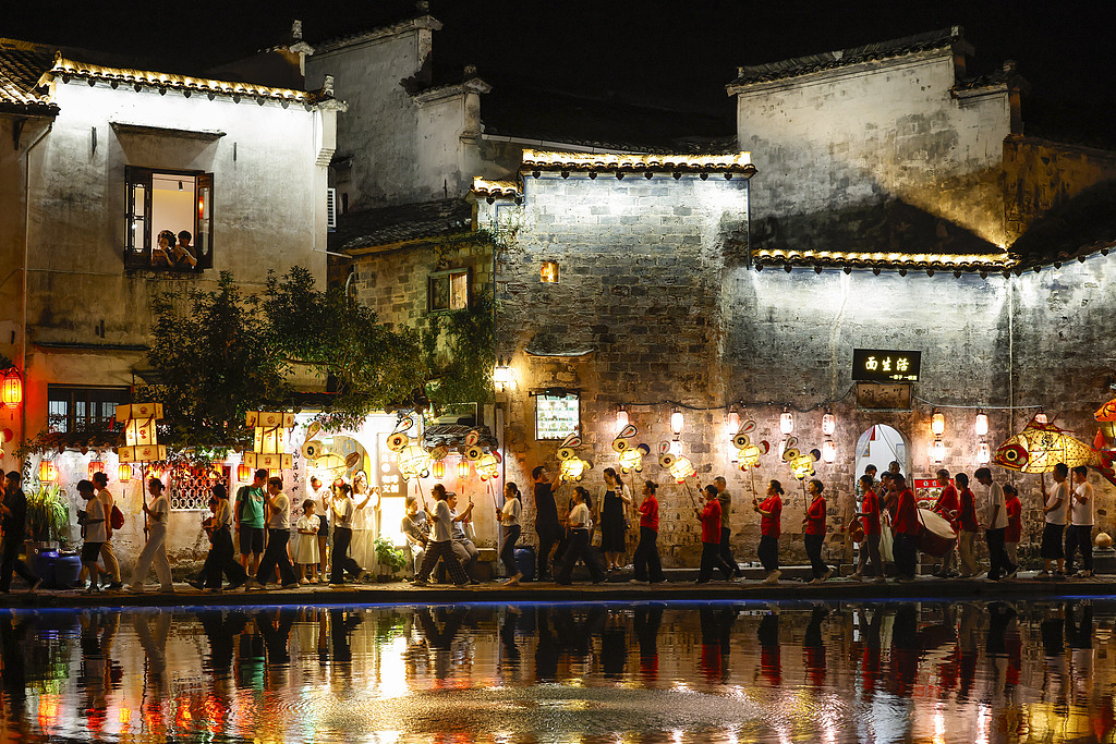 安徽黟县：游客体验花灯巡游