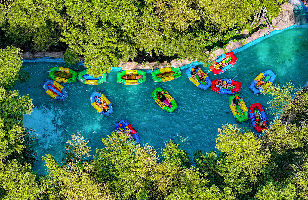 浙江湖州： 游客进山村体验漂流