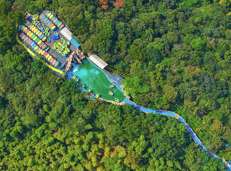 浙江湖州： 游客进山村体验漂流